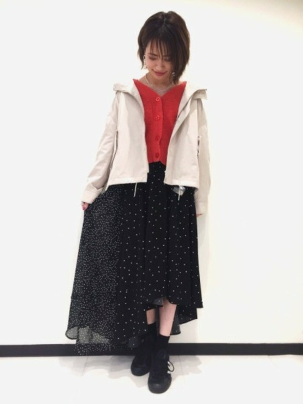 「フレアスカート、マウンテンパーカー、ニットカーディガン、ドット、アシンメトリー、JEANASiS、ジーナシス、オレンジ、春コーデ、オトナカジュアル」｜「JEANASISのマウンテンパーカー/788626（マウンテンパーカー、ベージュ系）」を使った、JEANASIS　長崎店STAFFさん（レディース・156cm）の冬コーディネートの1枚目の写真