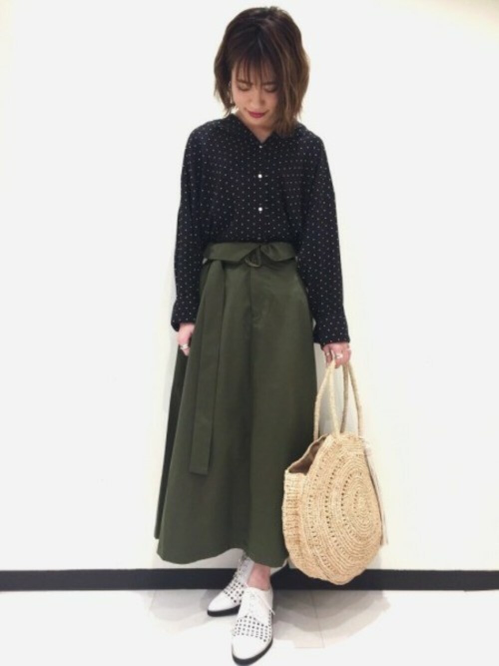 「フレアスカート、ドット、JEANASiS、ハイウエスト、ジーナシス、大人カジュアル、カーキ、春コーデ」｜「JEANASISのドットカイキンシャツ/785852 （シャツ/ブラウス、ブラック系）」を使った、JEANASIS　長崎店STAFFさん（レディース・156cm）の春コーディネートの1枚目の写真