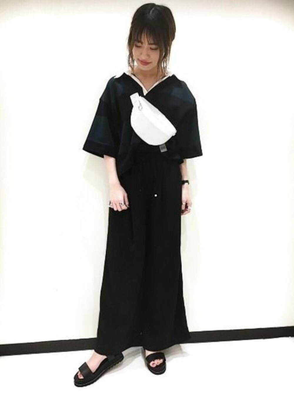 「Tシャツ、JEANASiS、ストライプ、モノトーン、ジーナシス、ワイドパンツ、サンダル、イージーパンツ、ウエストポーチ、ラガーシャツ」｜「JEANASISのラガーTEE/795191（Tシャツ/カットソー、グリーン系）」を使った、JEANASIS　長崎店STAFFさん（レディース・156cm）の春コーディネートの1枚目の写真