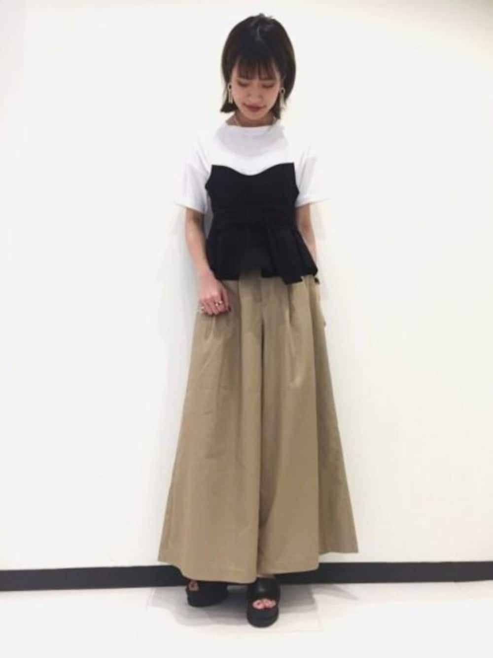 「ブラック、チノパン、ベージュ、Tシャツ、JEANASiS、ジーナシス、ビスチェ、ワイドパンツ、サンダル、デザイントップス」｜「JEANASISのマイクロチノワイドパンツ/788669（チノパンツ、ベージュ系）」を使った、JEANASIS　長崎店STAFFさん（レディース・156cm）の春コーディネートの1枚目の写真