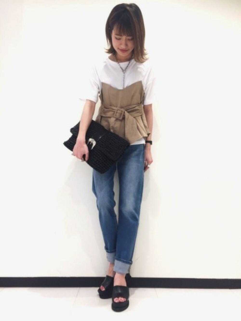 「デニム、クラッチバッグ、ベージュ、Tシャツ、JEANASiS、ジーナシス、ビスチェ、サンダル、パンツスタイル、デザイントップス」｜「JEANASISのビスチェTEE/788483（Tシャツ/カットソー、ブラウン系）」を使った、JEANASIS　長崎店STAFFさん（レディース・156cm）の夏コーディネートの1枚目の写真