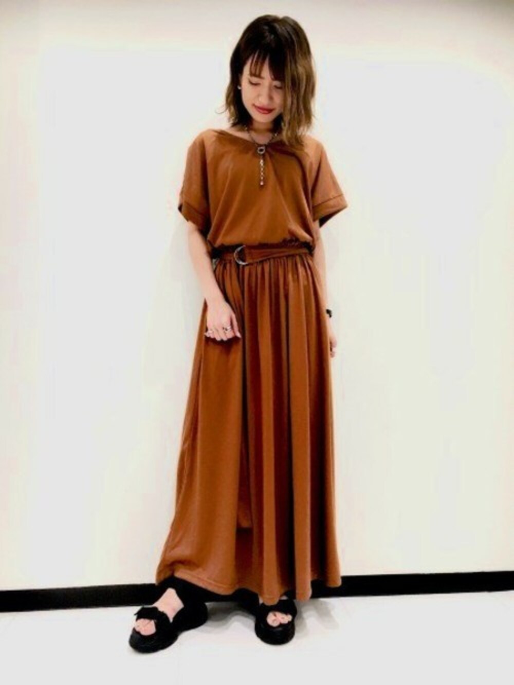 「カットソー、ワンピース、JEANASiS、ジーナシス、ブラウン、サンダル、シンプルコーデ、夏コーデ、マキシ丈ワンピース、スポーツサンダル」｜「JEANASISのベルトカットマキシワンピース/801846（ワンピース、ブラウン系）」を使った、JEANASIS　長崎店STAFFさん（レディース・156cm）の夏コーディネートの1枚目の写真