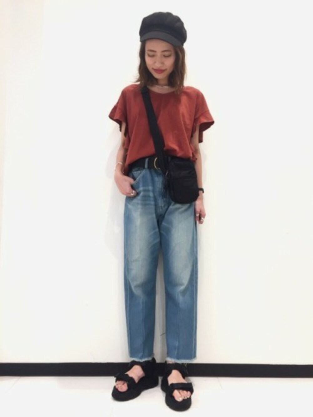 「デニム、ショルダーバッグ、JEANASiS、ジーナシス、パンツスタイル、スポーツサンダル、デザイントップス、袖フリル、ラッフルフリル、フレンチスリーブ」｜「JEANASISのラッフルフレンチスリーブ/804651（Tシャツ/カットソー、ブラウン系）」を使った、JEANASIS　長崎店STAFFさん（レディース・156cm）の夏コーディネートの1枚目の写真