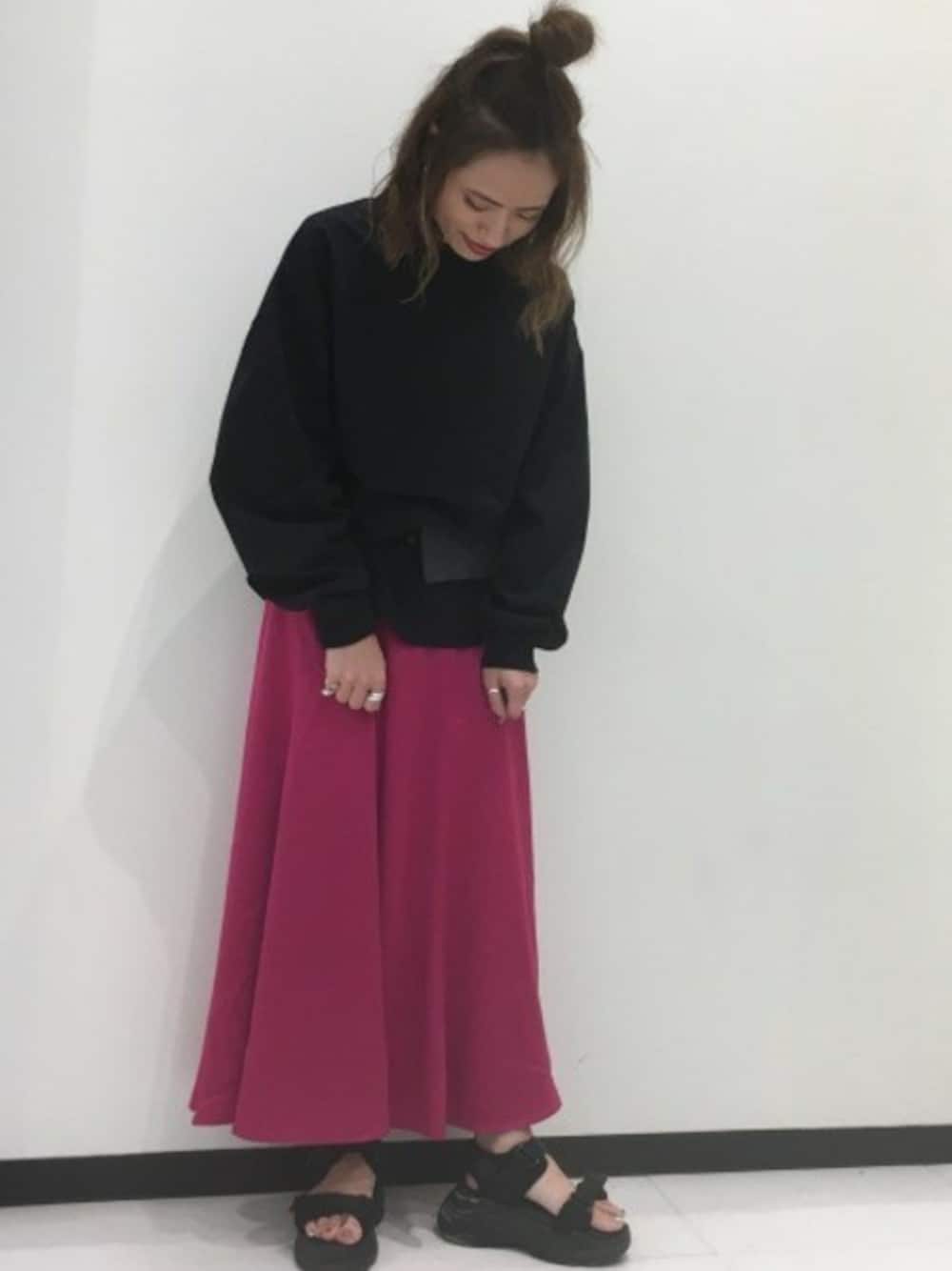 「ピンク、JEANASiS、ジーナシス、ロンT、カラースカート、ロングスカート、サンダル、スポーツサンダル、BigT、サテンスカート」｜「JEANASISのサテンフレアスカート/801566（スカート、ピンク系）」を使った、JEANASIS　長崎店STAFFさん（レディース・156cm）の秋コーディネートの1枚目の写真