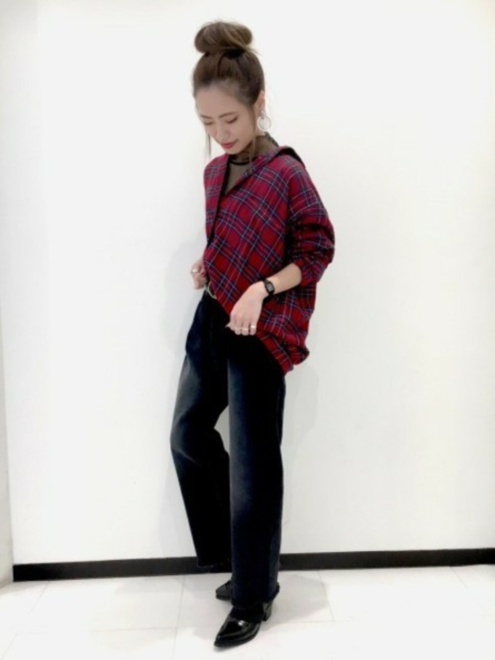 「デニム、ブーティ、ブラック、チェックシャツ、レッド、チュール、秋のコーデ、JEANASiS、ジーナシス、シャツスタイル」｜「JEANASISのチェックBIGシャツ/806927（シャツ/ブラウス、レッド系）」を使った、JEANASIS　長崎店STAFFさん（レディース・156cm）の秋コーディネートの1枚目の写真