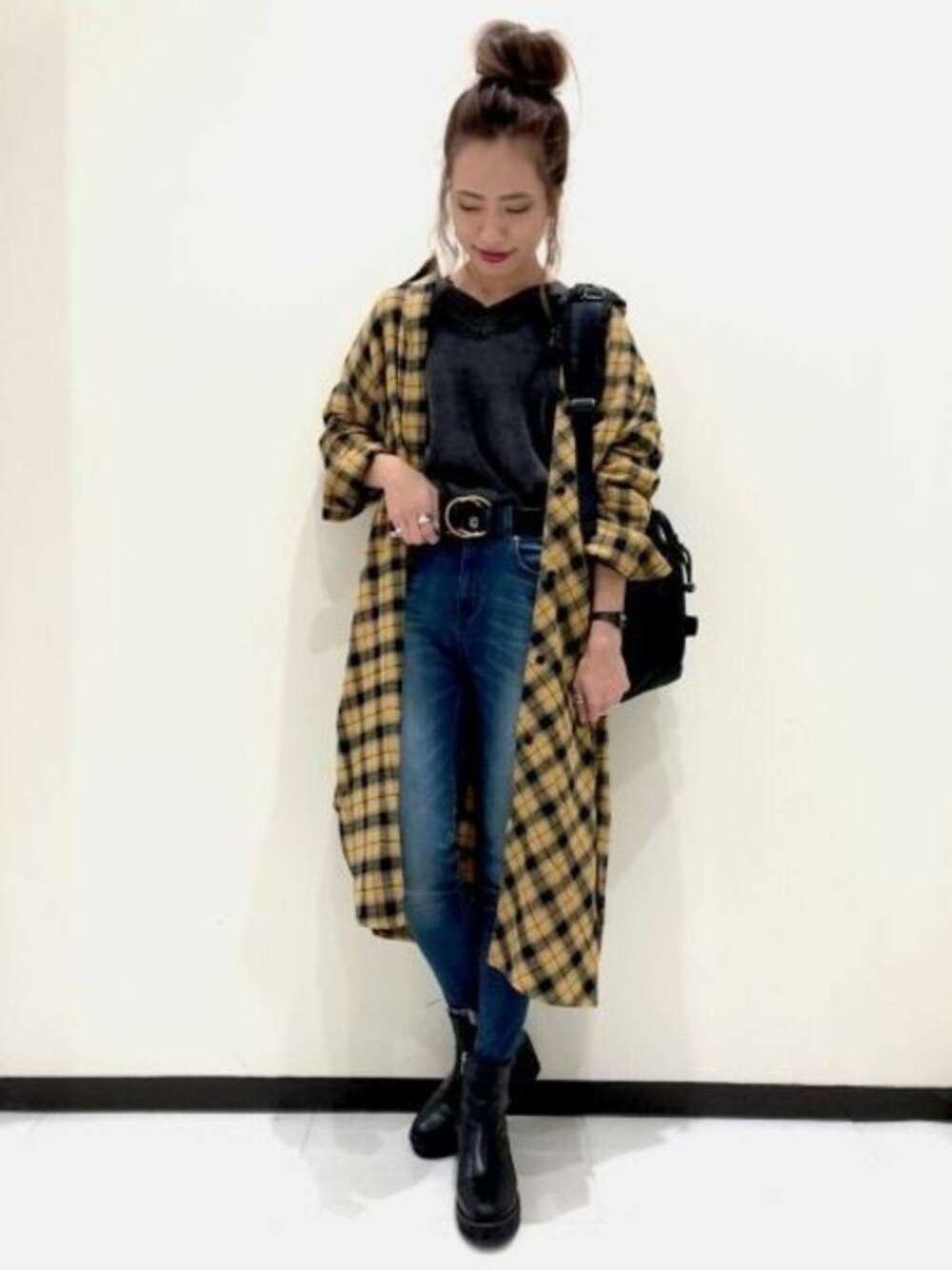 「チェック、デニム、ブーツ、イエロー、秋のコーデ、JEANASiS、ロングシャツ、ジーナシス、スキニーデニム、シャツスタイル」｜「JEANASISのマルチWAYチェックシャツワンピース/816941（シャツワンピース、イエロー系）」を使った、JEANASIS　長崎店STAFFさん（レディース・156cm）の秋コーディネートの1枚目の写真