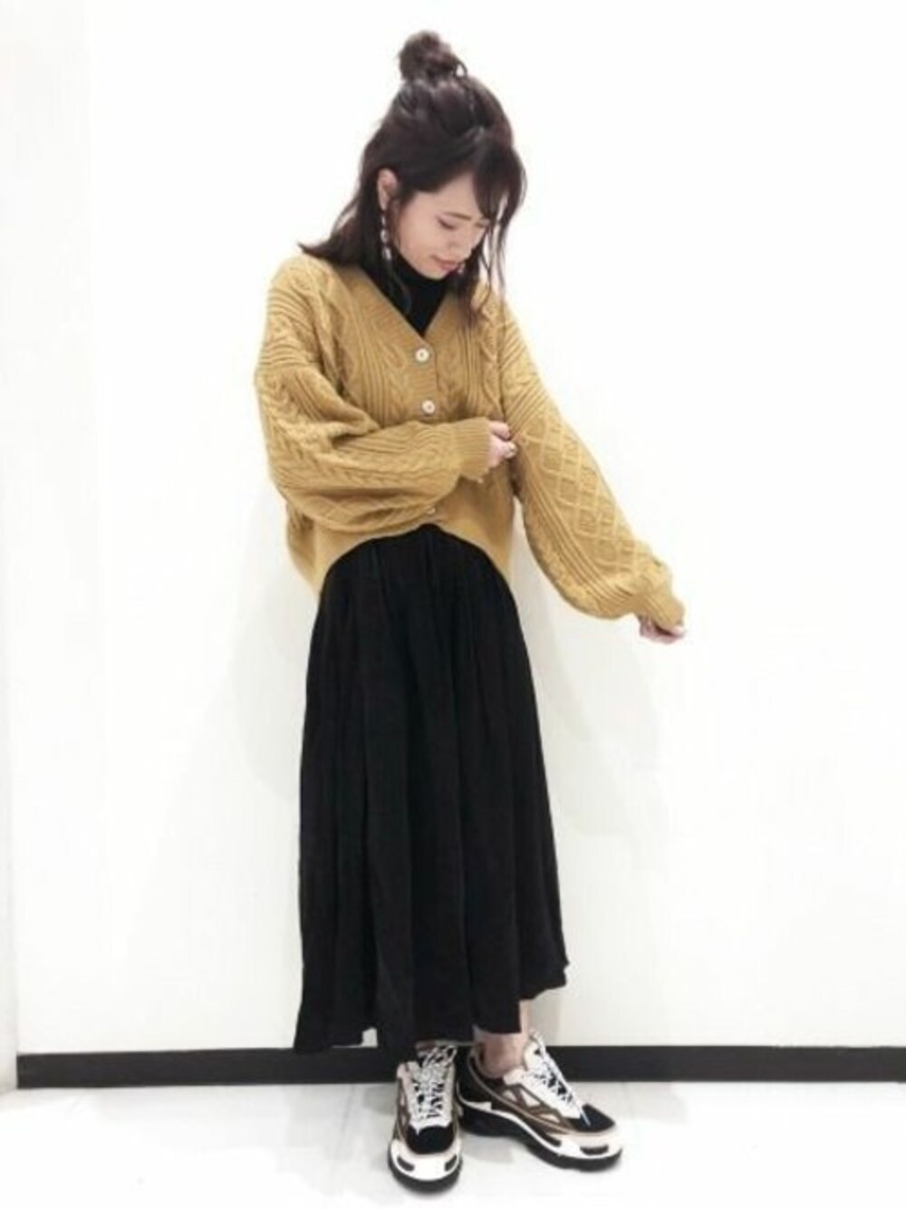 「カーディガン、スニーカー、ニットカーディガン、JEANASiS、ケーブルニット、ジーナシス、タートルネック、マスタード、プリーツスカート、ボリューム袖」｜「JEANASISの5Gケーブルショートカーディガン/816029（カーディガン/ボレロ、イエロー系）」を使った、JEANASIS　長崎店STAFFさん（レディース・156cm）の秋コーディネートの1枚目の写真