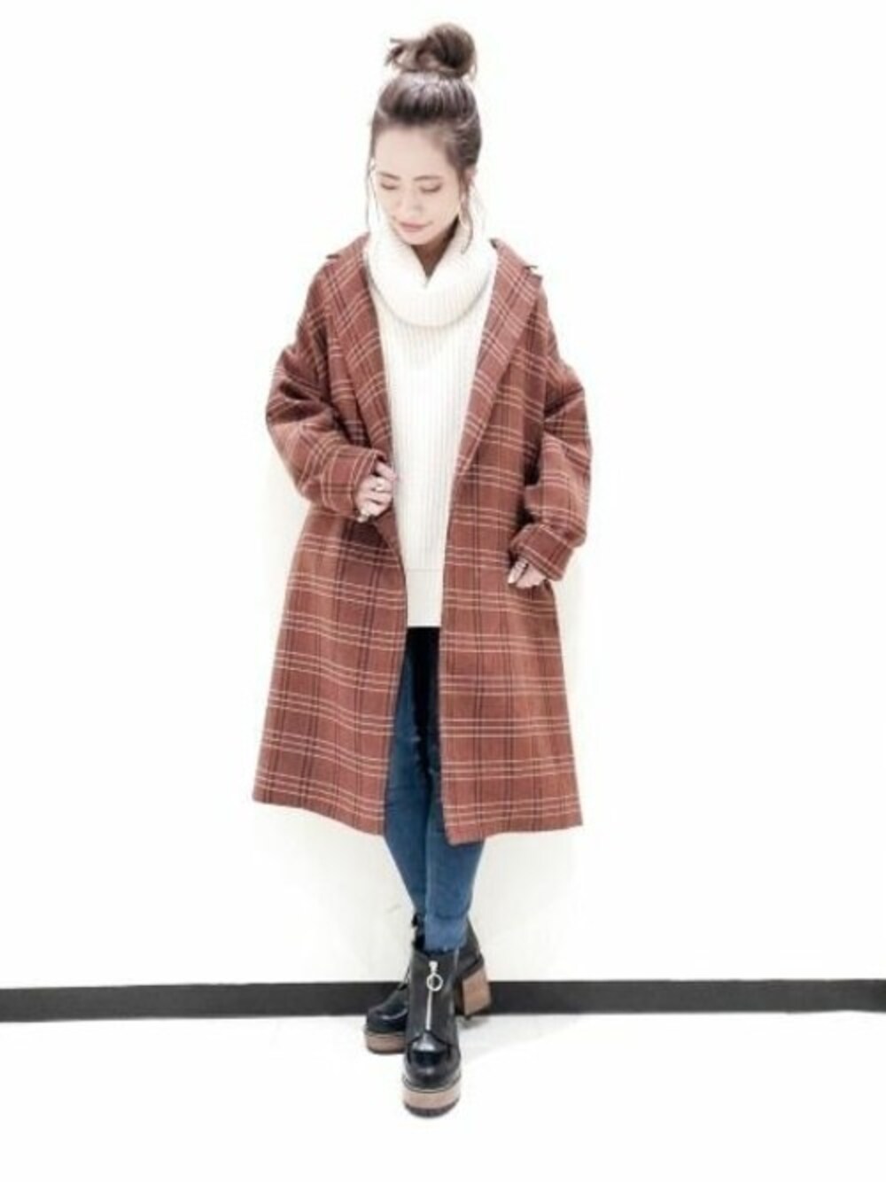 「デニム、カジュアル、JEANASiS、ショートブーツ、ジーナシス、タートルネック、チェックコート、スキニーデニム、ざっくりニット」｜「JEANASISのチェックBIGロングコート/813508（チェスターコート、ブラウン系）」を使った、JEANASIS　長崎店STAFFさん（レディース・156cm）の冬コーディネートの1枚目の写真