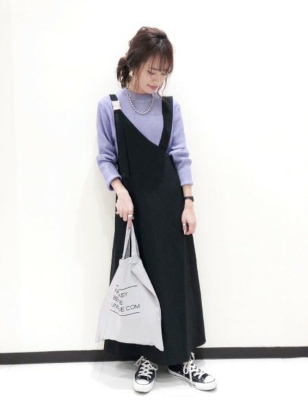「スニーカー、トートバッグ、カジュアル、ブラック、JEANASiS、ジャンスカ、ジーナシス、２ＷＡＹ、パープル、ワンショルダー」｜「JEANASISの2WAYワンショルジャンスカ/823127（ジャンパースカート、ブラック系）」を使った、JEANASIS　長崎店STAFFさん（レディース・156cm）の冬コーディネートの1枚目の写真