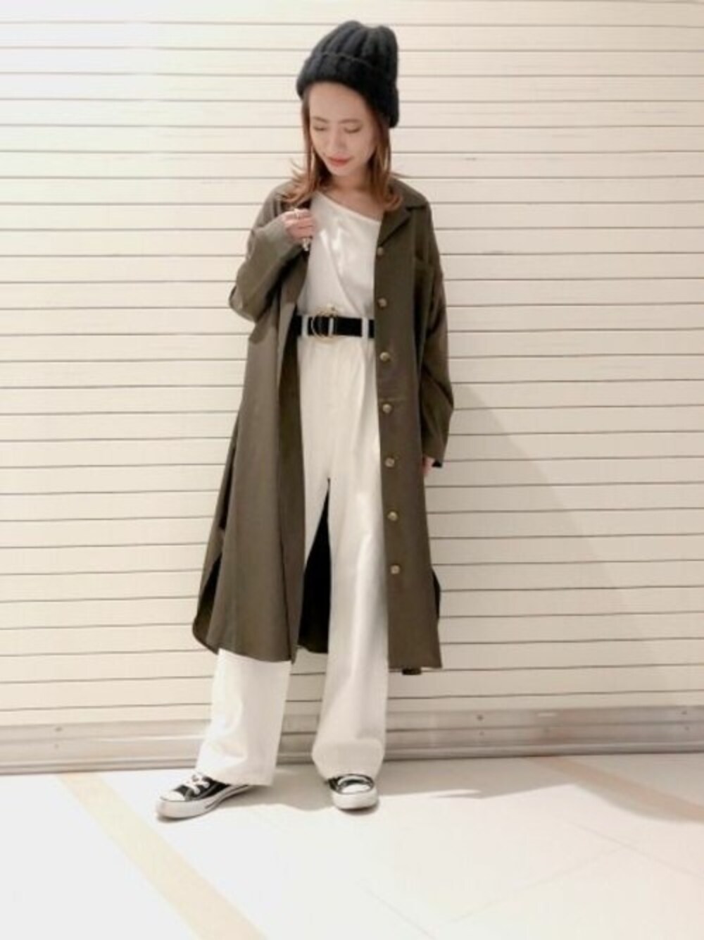 「スニーカー、ワンピース、JEANASiS、ジーナシス、カーキ、ホワイトデニム、シャツワンピ、ホワイトコーデ、春コーデ」｜「JEANASISのカイキンシャツワンピース/825114（シャツワンピース、グリーン系）」を使った、JEANASIS　長崎店STAFFさん（レディース・156cm）の冬コーディネートの1枚目の写真