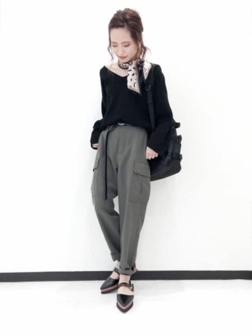 「パンプス、JEANASiS、ジーナシス、スカーフ、Vネックニット、春コーデ、ミリタリーパンツ、カジュアルコーデ、ストラップパンプス」｜「JEANASISの12GカタアゼリョウVニット/827524（ニット/セーター、ブラック系）」を使った、JEANASIS　長崎店STAFFさん（レディース・156cm）の冬コーディネートの1枚目の写真