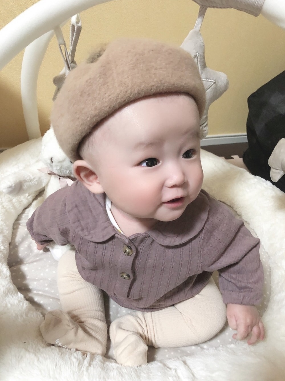 「過去code、生後5ヶ月、とわぴーこーで、男の子、令和ベビー、女の子コーデ、ベレー帽、タイツ、ロンパース、くすみカラー」｜「teteateteのアイテム（ロンパース、パープル系）」を使った、towaさん（キッズ・50cm）の夏コーディネートの1枚目の写真