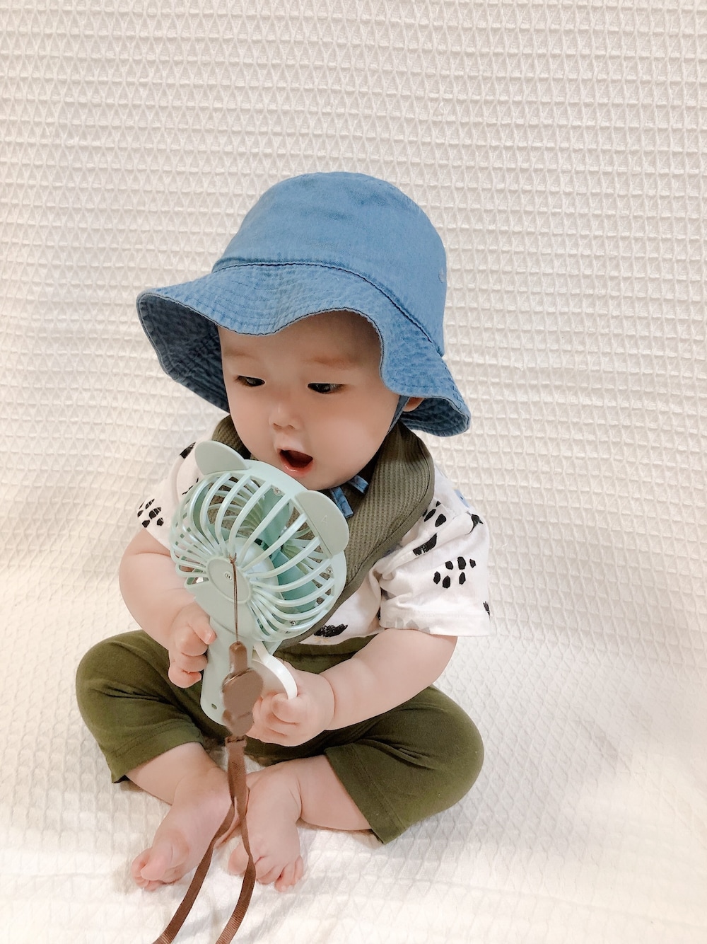 「過去code、生後８ヶ月、夏だ！Tシャツ着よう！、恐竜、コストコ、バスケットハット、H&M、西松屋、ハンディファン、DAISO」｜「H&Mのアイテム（帽子、ブルー系）」を使った、towaさん（キッズ・70cm）の夏コーディネートの1枚目の写真