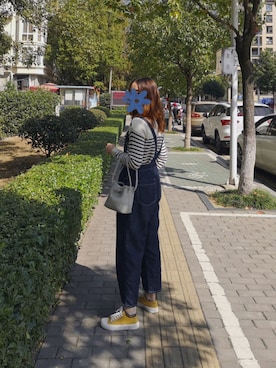「ADAM ET ROPE'（アダムエロペ）のアイテム（サロペット/オーバーオール）」を使った、禾绿蒂さん（レディース・168cm）の秋コーディネート