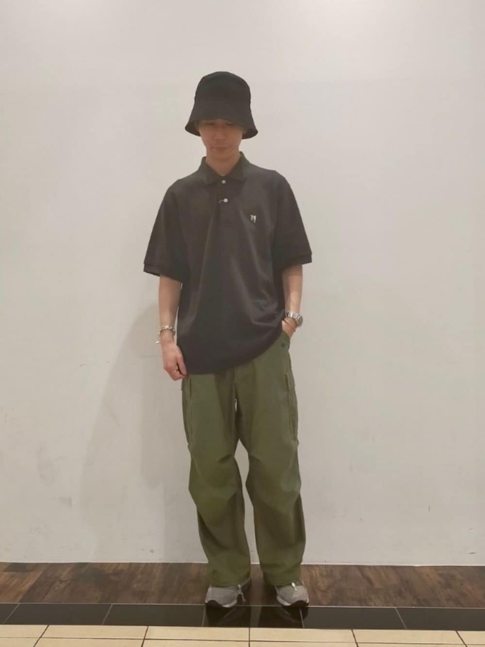 「シンプル、シンプルコーデ、カジュアル、カジュアルコーデ、ポロシャツ、バケットハット、ビッグシルエット、FREDY&GLOSTER、gloster、M65」｜「INFIELDER DESIGNの【INFIELDER DESIGN / インフィールダーデザイン】BS HAT　#C-454（ハット、ブラック系）」を使った、katsuさん（メンズ・172cm）の夏コーディネートの1枚目の写真