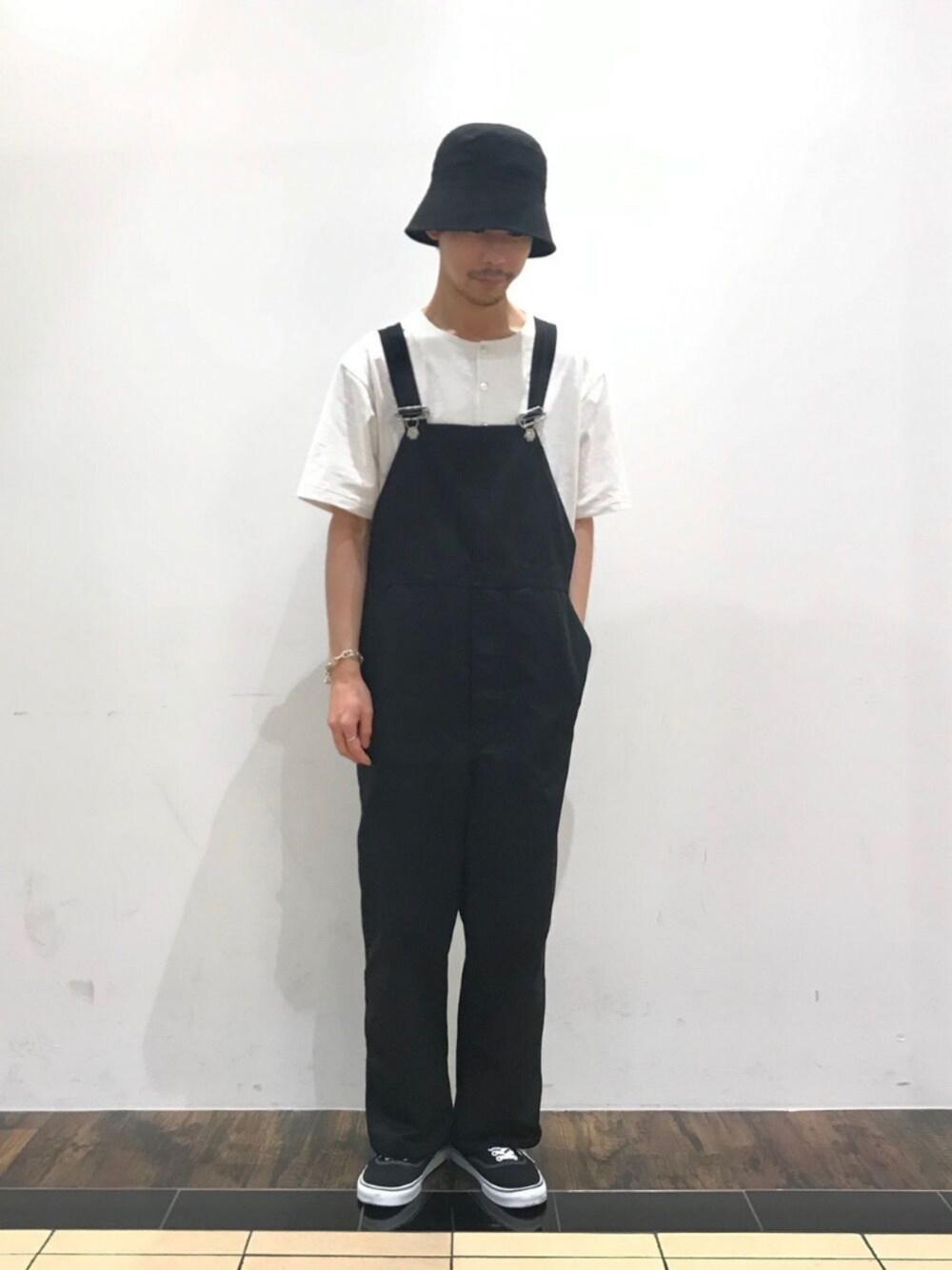 「シンプル、カジュアル、オーバーオール、モノトーン、モノトーンコーデ、セーラーハット、バケットハット、FREDY&GLOSTER、VANS、休日スタイル」｜「INFIELDER DESIGNの【INFIELDER DESIGN / インフィールダーデザイン】BS HAT　#C-454（ハット、ブラック系）」を使った、katsuさん（メンズ・172cm）の夏コーディネートの1枚目の写真