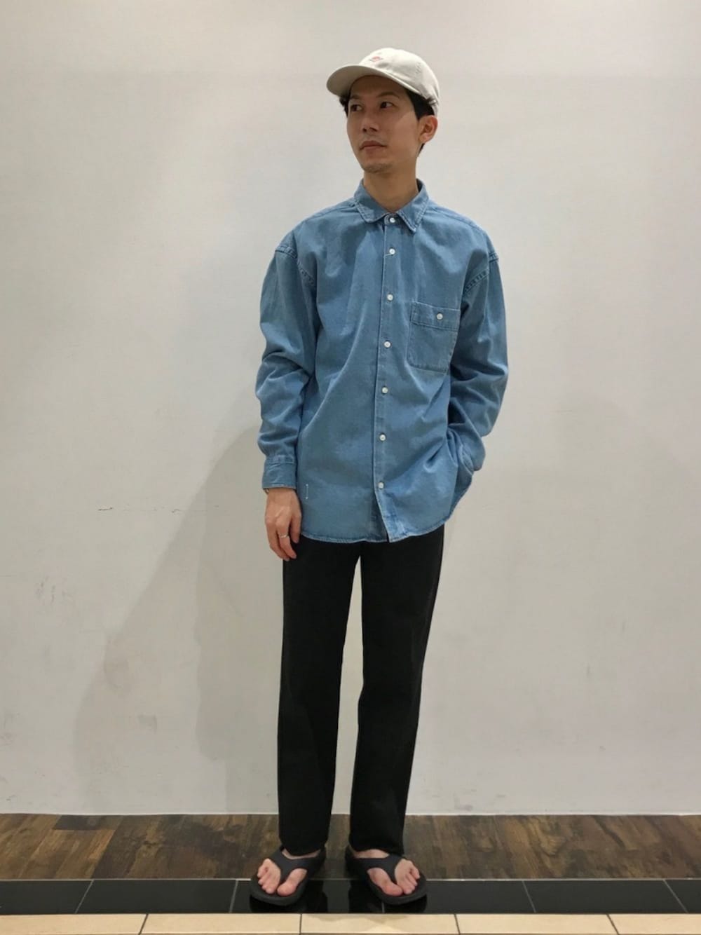 「シンプル、シンプルコーデ、カジュアル、カジュアルコーデ、シャツスタイル、ダントン、Danton、FREDY&GLOSTER、ootd、ビックシルエット」｜「DANTONの【 DANTON/ダントン 】コットンツイル 6パネルキャップ #JD-7144 TKC（キャップ、ホワイト系）」を使った、katsuさん（メンズ・172cm）の夏コーディネートの1枚目の写真