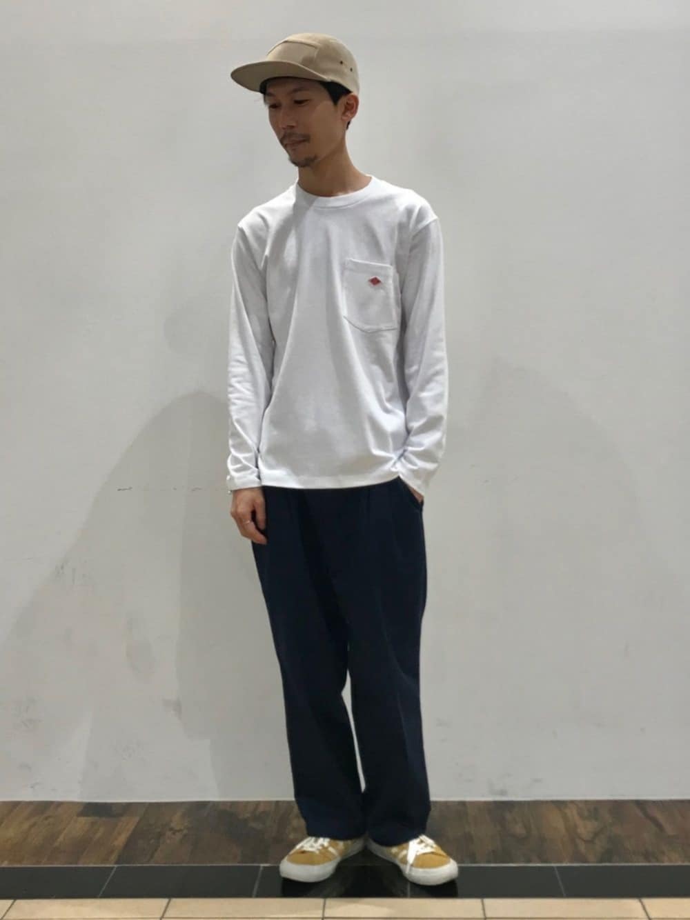 「シンプル、シンプルコーデ、カジュアル、秋のコーデ、スタッフセンバツ、ロンT、ダントン、Danton、FREDY&GLOSTER、ゆるコーデ」｜「winnercapのアイテム（キャップ、ベージュ系）」を使った、katsuさん（メンズ・172cm）の夏コーディネートの1枚目の写真