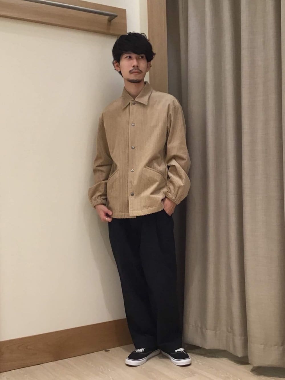 「秋コーデ、ビッグシルエット、シンプル、コーチジャケット、コーデュロイ、wearhalloween2020、VANS、FREDY&GLOSTER、スケータースタイル、REDKAP」｜「FREDY&GLOSTERのインサレーション コーチジャケット（ブルゾン、ベージュ系）」を使った、katsuさん（メンズ・172cm）の秋コーディネートの1枚目の写真