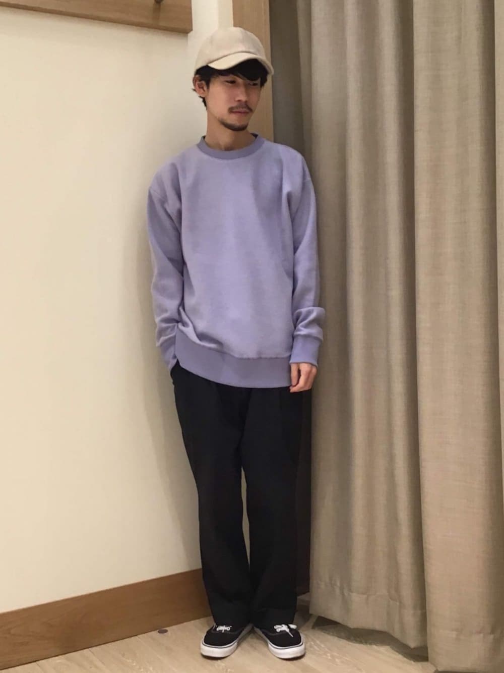 「おしゃれさんと繋がりたい、秋のコーデ、パープル、ラベンダー、キャップ、FREDY&GLOSTER、ゆるコーデ、今日のコーデ、VANS、休日スタイル」｜「GLOSTERのフェイクスエードキャップ（キャップ、ベージュ系）」を使った、katsuさん（メンズ・172cm）の秋コーディネートの1枚目の写真