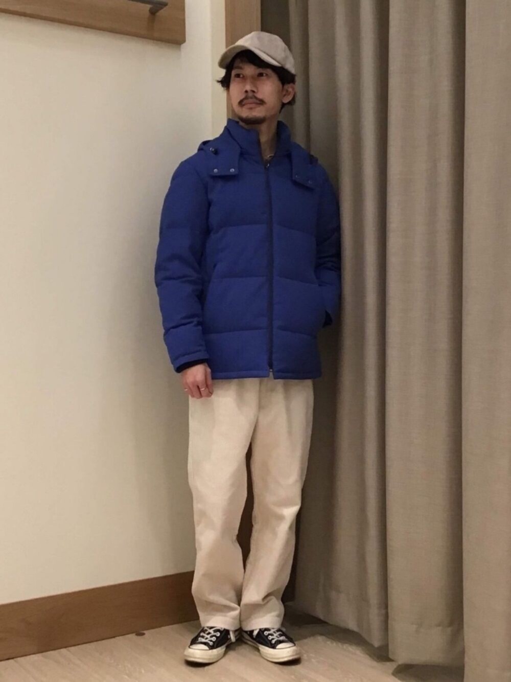 「淡色コーデ、ダウンジャケット、ダウン、コーデュロイパンツ、コーデュロイ、カジュアルコーデ、FREDY&GLOSTER、converse、コンバース、シェフパンツ」｜「GLOSTERのフェイクスエードキャップ（キャップ、ベージュ系）」を使った、katsuさん（メンズ・172cm）の秋コーディネートの1枚目の写真