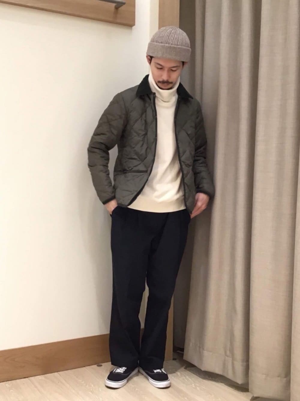 「タートルネック、キルティング、キルティングジャケット、カーキ、TAION、ニット帽、FREDY&GLOSTER、シンプル、休日スタイル、休日コーデ」｜「RED KAPのアイテム（パンツ、ブラック系）」を使った、katsuさん（メンズ・172cm）の冬コーディネートの1枚目の写真