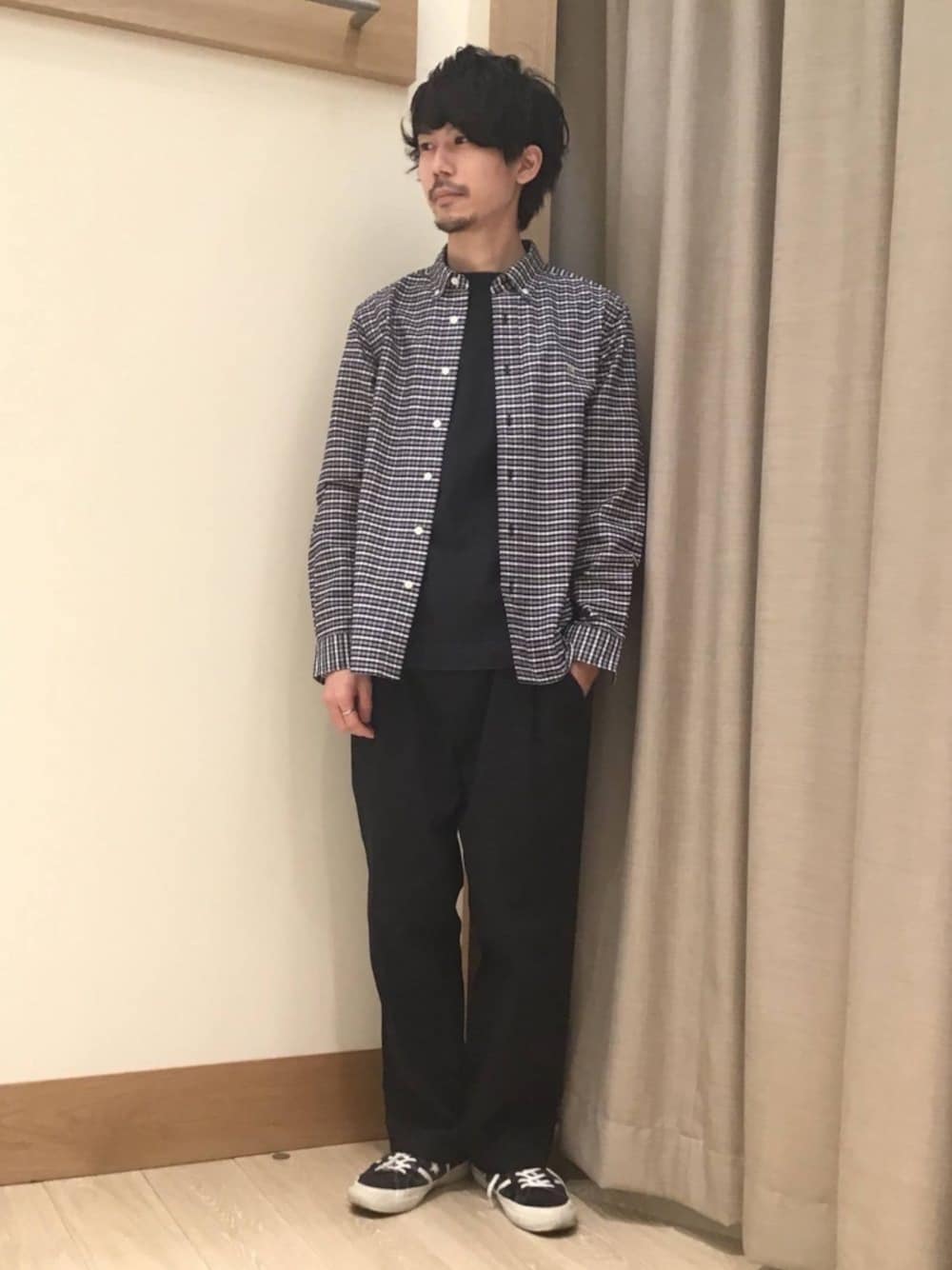 「チェック、ブラック、チェックシャツ、ブラックコーデ、黒、モノトーン、休日スタイル、FREDY&GLOSTER、シンプルコーデ、私の推しブランド」｜「GLOSTERの【unlume/アンルーム】OX ボタンダウン シャツ（シャツ/ブラウス、ブラック系）」を使った、katsuさん（メンズ・172cm）の冬コーディネートの1枚目の写真