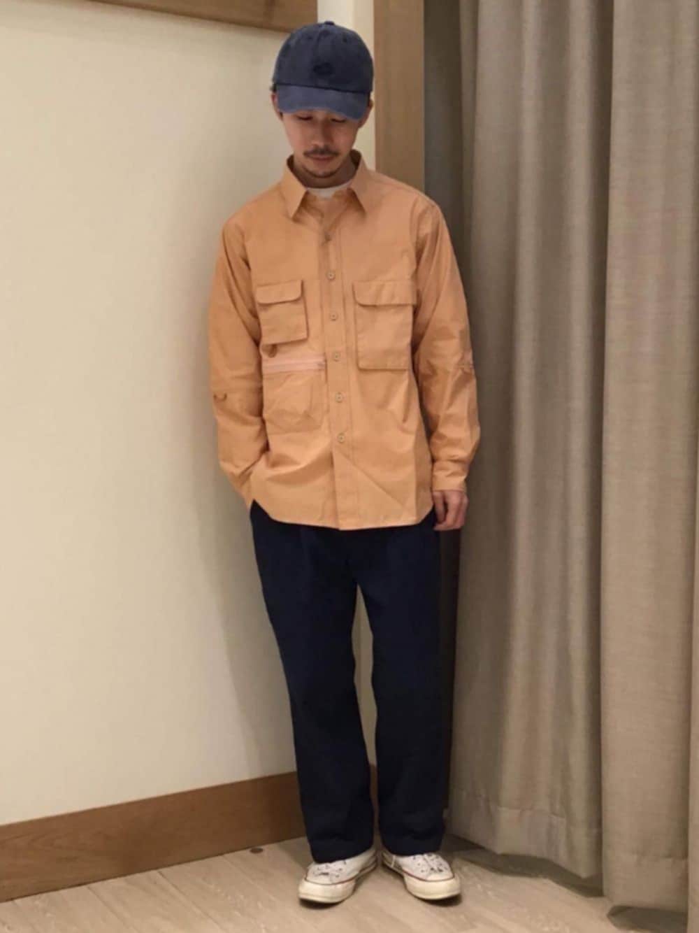 「シンプルコーデ、キャップ、フィッシングシャツ、FREDY&GLOSTER、オトナカジュアル、今日のコーデ、春コーデ、スニーカー、converse、ラフ」｜「GLOSTERのPOPLIN Fishing Shirt フィッシングシャツ（シャツ/ブラウス、オレンジ系）」を使った、katsuさん（メンズ・172cm）の冬コーディネートの1枚目の写真