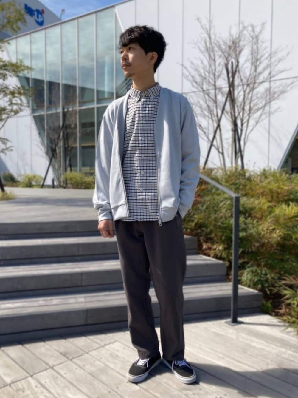 「シンプルコーデ、キレイめ、FREDY&GLOSTER、gloster、シェフパンツ、カーディガン、チェックシャツ、ゆるコーデ、春コーデ、大人カジュアル」｜「GLOSTERのダンボール zipカーディガン（カーディガン/ボレロ、グレー系）」を使った、katsuさん（メンズ・172cm）の春コーディネートの1枚目の写真