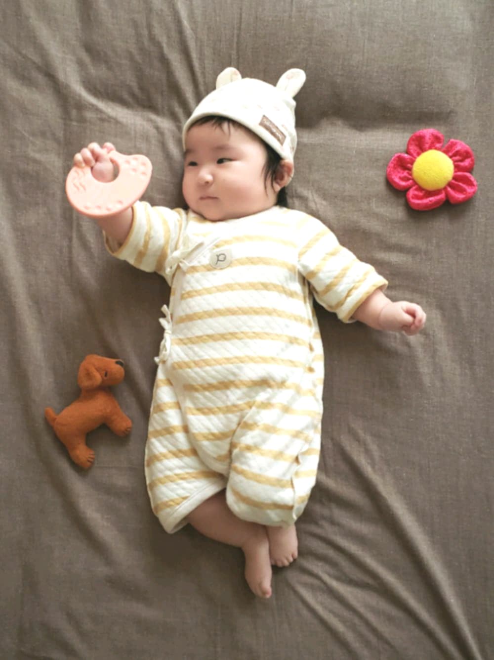 「０歳、冬コーデ、0歳3ヶ月、女の子、ベビー、赤ちゃん、しましま、ボーダー、キルト」｜「People お米のおもちゃのアイテム（その他ベビー用品、ピンク系）」を使った、ほのちさん（キッズ・60cm）の冬コーディネートの1枚目の写真