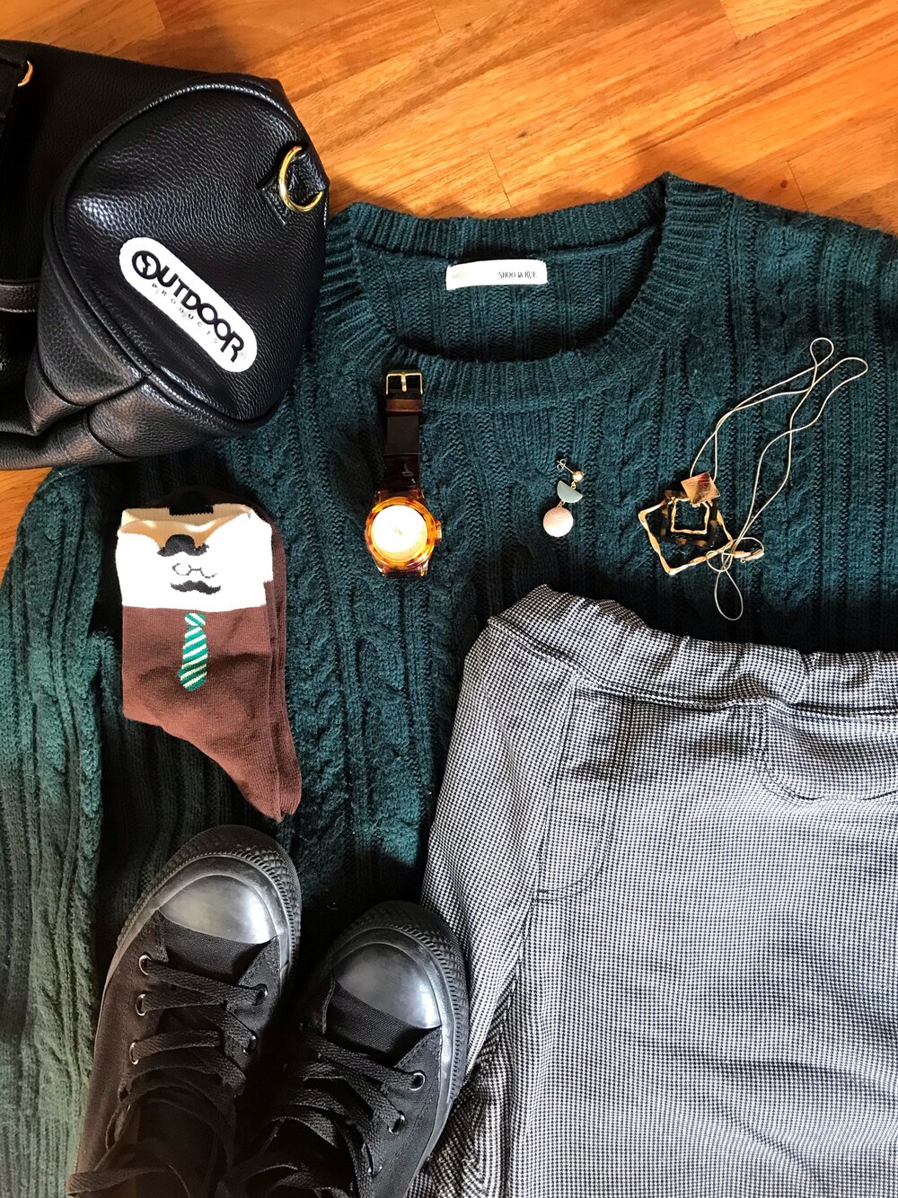 ブラック系のスニーカー、ブルー系のその他パンツ、グリーン系のワンピース/ドレスを着用したレディースの秋コーディネートの1枚目の写真