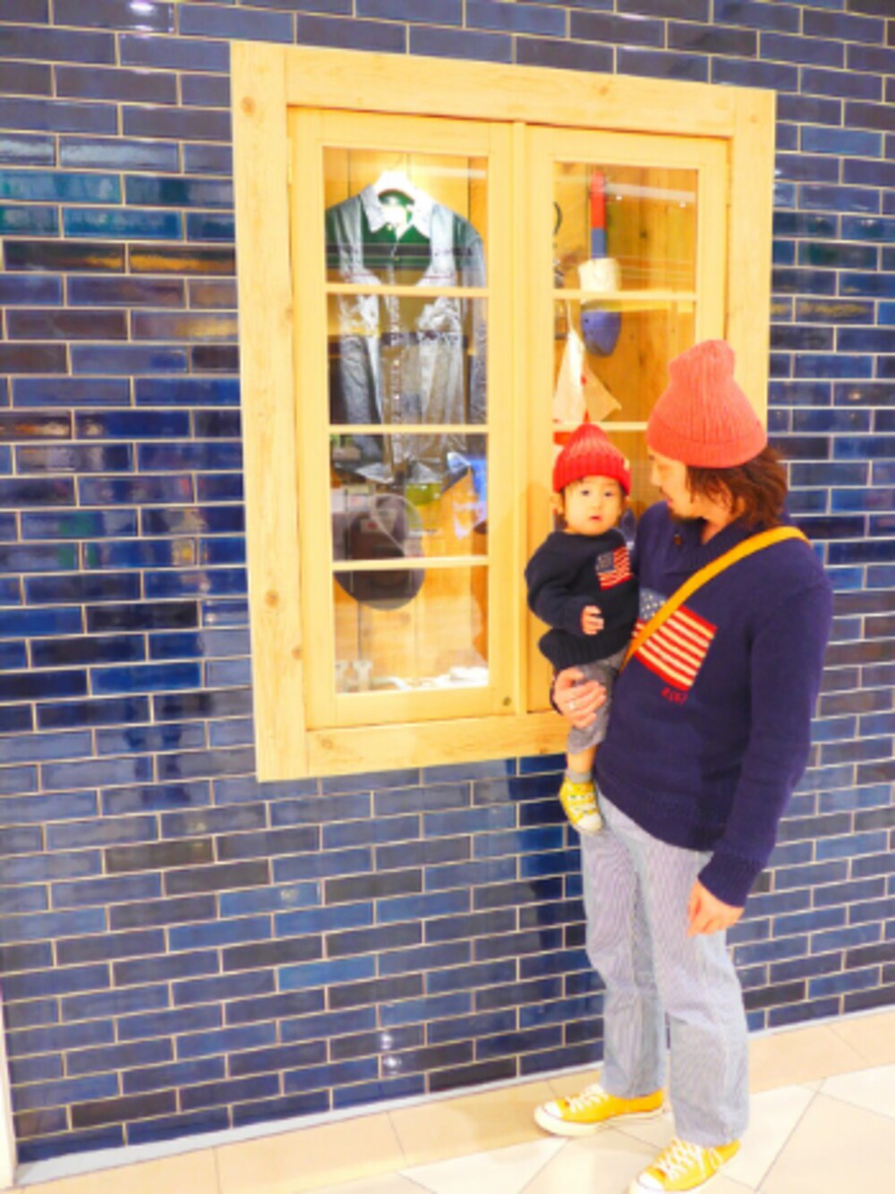 「おそろいコーデ、Polo Ralph Lauren、ニット、ヒッコリー、converse、STANDARD CALIFORNIA、全身おそろコーデ、誕生日、アメカジ、WEARパパ部」｜「STANDARD CALIFORNIAのアイテム（ニットキャップ/ビーニー、レッド系）」を使った、tomolex さん（メンズ・172cm）の冬コーディネートの1枚目の写真