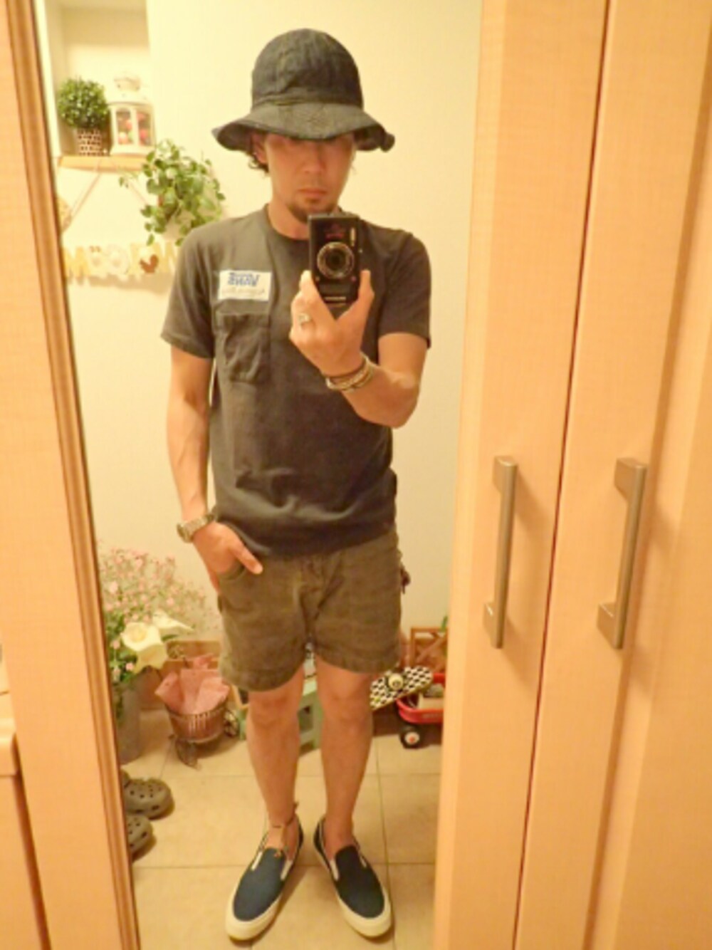 「シンプルコーデ、ラフ、オトナカジュアル、ootd、短パン、アメカジ、スリッポン、converse、WEARパパ部、VANS」｜「Nigel Cabournのアイテム（ハット、ブルー系）」を使った、tomolex さん（メンズ・172cm）の春コーディネートの1枚目の写真