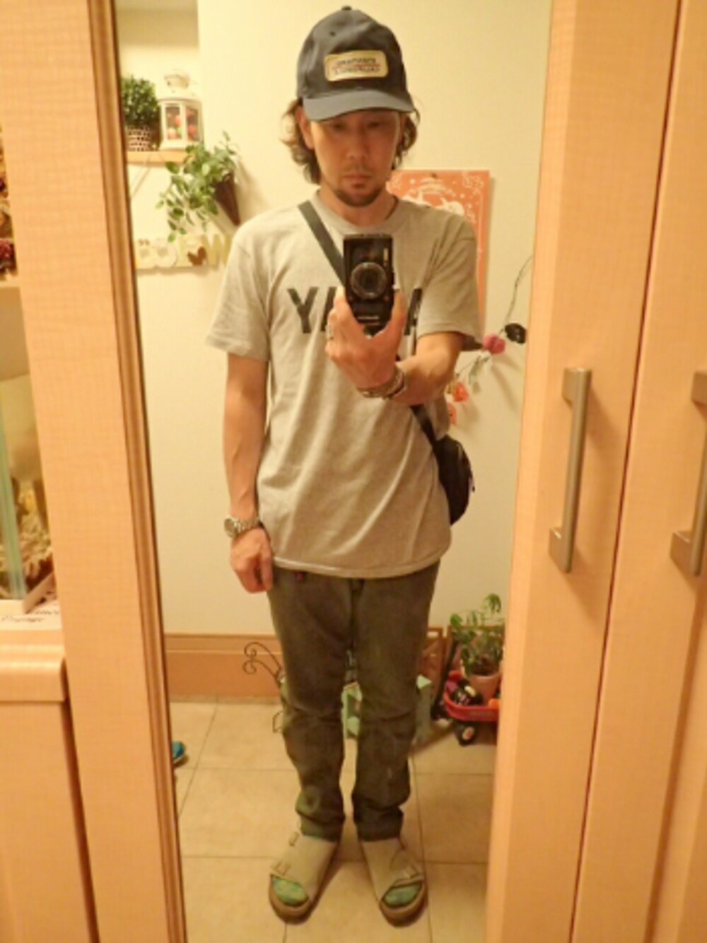 「カジュアル、ootd、古着MIX、キャップ、army、Champion、サンダル、アメカジ、WEARパパ部、コク色シャドウ」｜「STANDARD CALIFORNIAのアイテム（キャップ、ブルー系）」を使った、tomolex さん（メンズ・172cm）の秋コーディネートの1枚目の写真