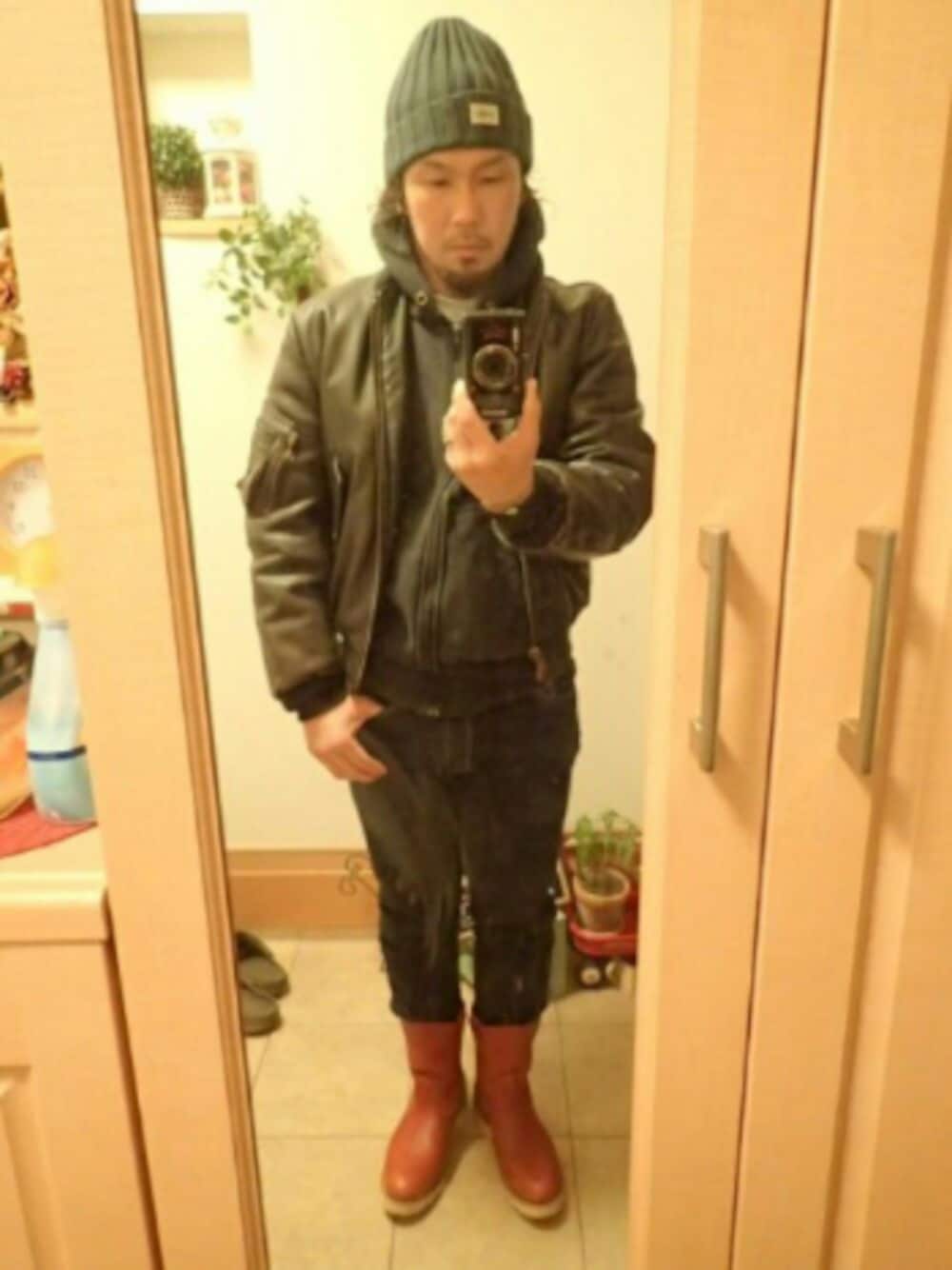 「大人カジュアル、leather jacket、パーカー、デニム、ペコスブーツ、アメカジ、Levi's、SCHOTT、MA-1、military」｜「STANDARD CALIFORNIAのアイテム（ニットキャップ/ビーニー、グレー系）」を使った、tomolex さん（メンズ・172cm）の冬コーディネートの1枚目の写真