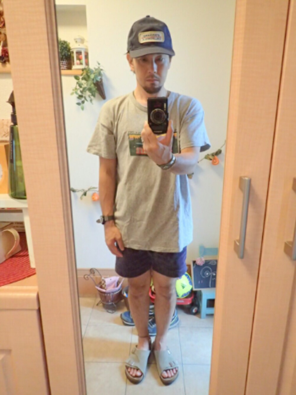 グレー系のTシャツ/カットソー、パープル系のその他パンツ、ベージュ系のサンダルを着用したメンズの秋コーディネートの1枚目の写真