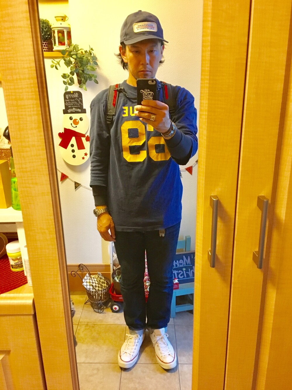 「秋コーデ、デニム、フットボールTシャツ、スポーツミックス、バックパック、重ね着、アメカジ、古着、キャップ、converse」｜「STANDARD CALIFORNIAのアイテム（キャップ、ブルー系）」を使った、tomolex さん（メンズ・172cm）の秋コーディネートの1枚目の写真