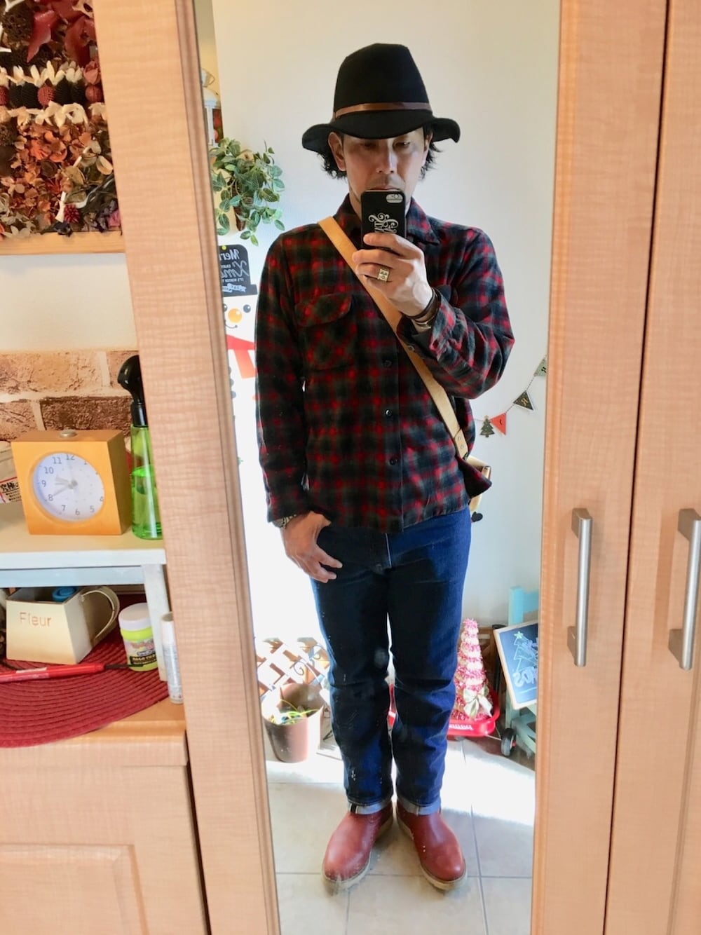 「秋コーデ、古着、休日スタイル、vintage、ハット、ウールシャツ、デニム、ペコスブーツ、アメカジ、チェックシャツ」｜「GYPSY&SONSのGYPSY&SONS WOOL FELT HAT（ハット、ブラック系）」を使った、tomolex さん（メンズ・172cm）の秋コーディネートの1枚目の写真