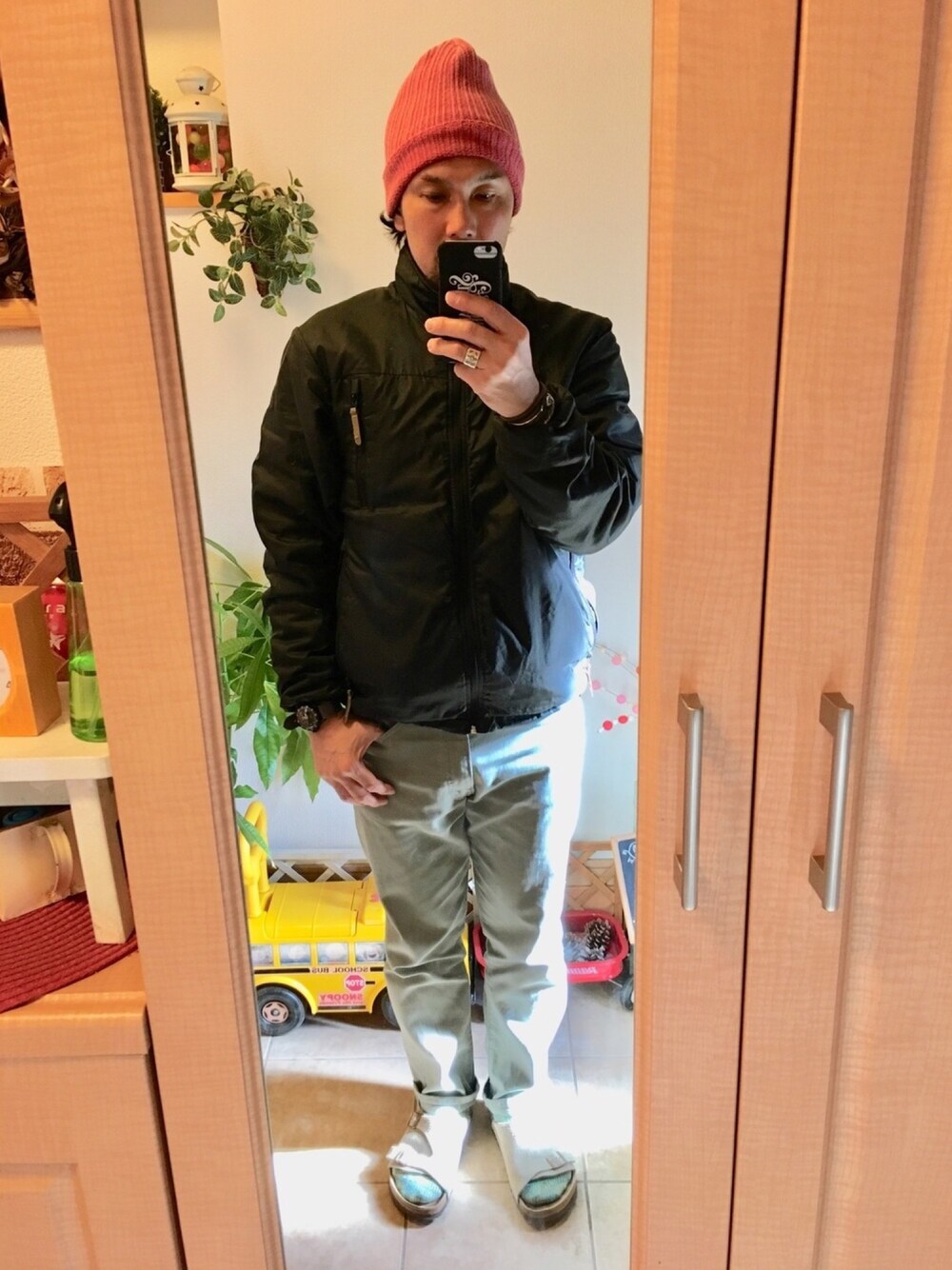 「冬コーデ、大人カジュアル、古着MIX、ニットキャップ、パタゴニアマーズ、ピケパンツ、サンダル、vintage、アメカジ、Levi's」｜「STANDARD CALIFORNIAのアイテム（ニットキャップ/ビーニー、レッド系）」を使った、tomolex さん（メンズ・172cm）の冬コーディネートの1枚目の写真