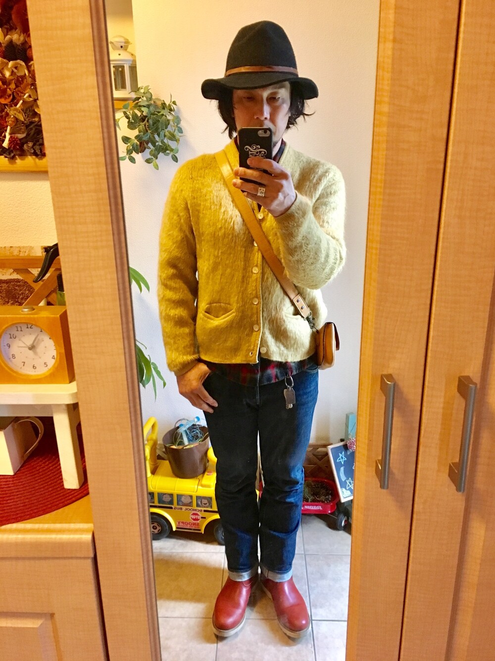 「オトナカジュアル、モヘア、ウール、デニム、ペコスブーツ、古着、vintage、アメカジ、ハット、ちょい冬コーデ」｜「GYPSY&SONSのGYPSY&SONS WOOL FELT HAT（ハット、ブラック系）」を使った、tomolex さん（メンズ・172cm）の春コーディネートの1枚目の写真