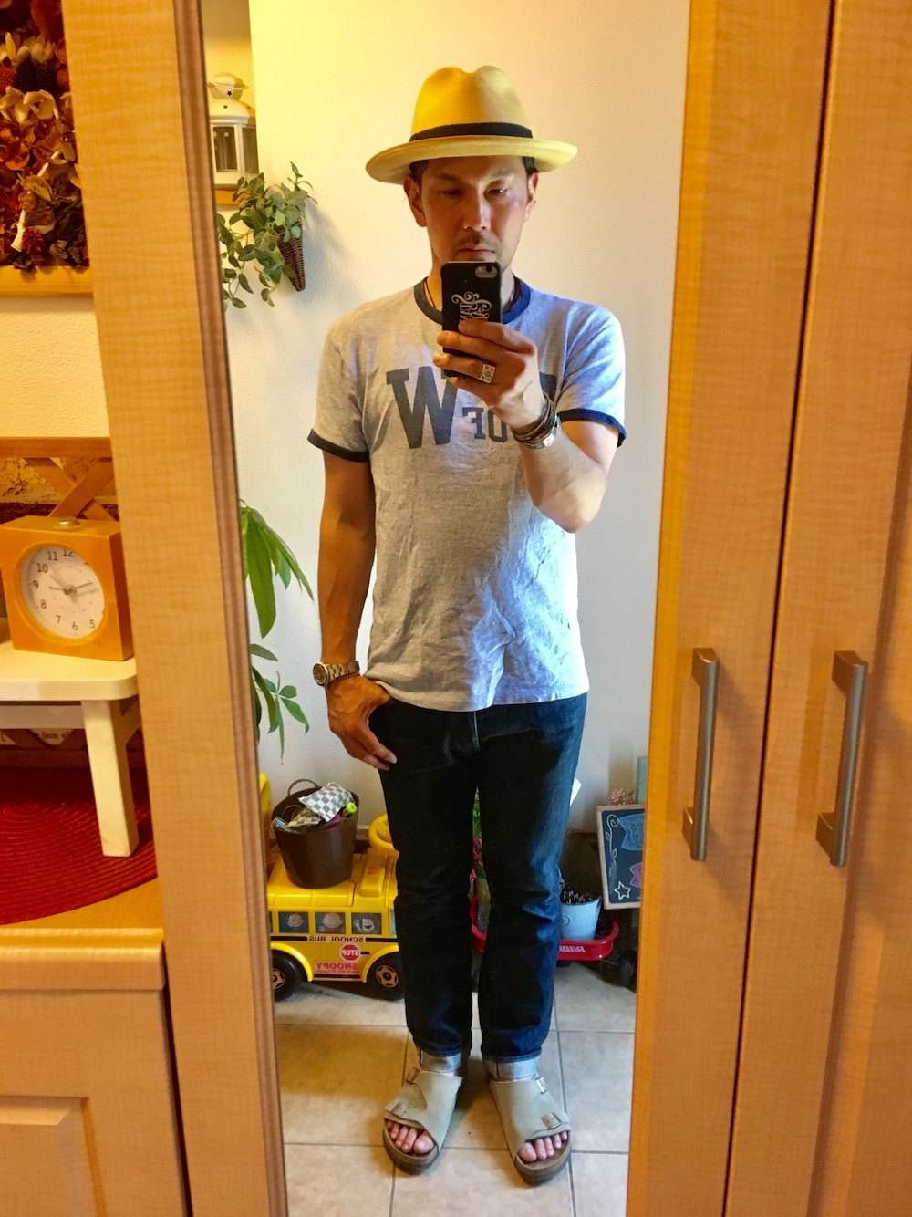 「アメカジ、古着、大人カジュアル、デニムパンツ、リンガーTシャツ、vintage、サンダル、ハット、Champion、ビルケンシュトック」｜「NEW YORK HATのアイテム（ハット、ベージュ系）」を使った、tomolex さん（メンズ・172cm）の春コーディネートの1枚目の写真