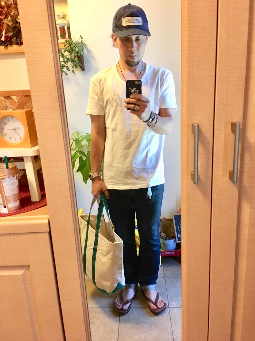 「シンプル、休日スタイル、夏、アメカジ、キャップ、白Tシャツ、デニム、vintage、古着、サンダル」｜「STANDARD CALIFORNIAのアイテム（キャップ、ブルー系）」を使った、tomolex さん（メンズ・173cm）の夏コーディネートの1枚目の写真