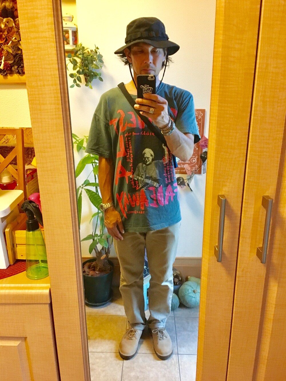 「休日スタイル、ラフ、アートTシャツ、カツラギ、Levi's、レインボーサンダル、アメカジ、古着、vintage、ボディーバッグ」｜「US ARMYのアイテム（ハット、ブラック系）」を使った、tomolex さん（メンズ・172cm）の秋コーディネートの1枚目の写真