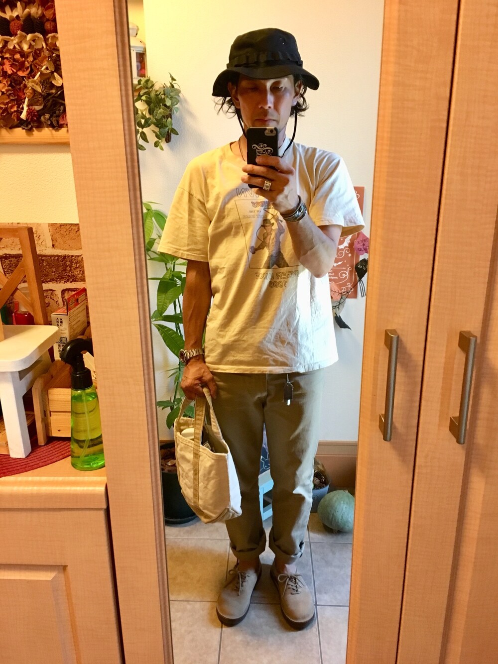 「秋コーデ、カフェオレコーデ、ハット、ムービーTシャツ、カツラギ、レザーシューズ、アメカジ、古着、vintage、トートバッグ」｜「US ARMYのアイテム（ハット、ブラック系）」を使った、tomolex さん（メンズ・172cm）の秋コーディネートの1枚目の写真