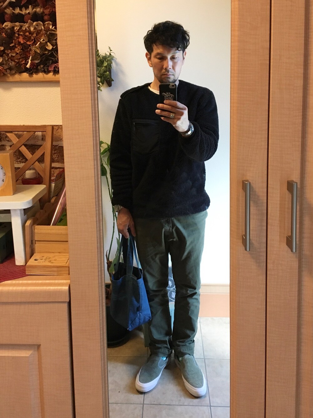 「大人カジュアル、ユニクロ、グラミチ、converse、ヒールスター、アメカジ、vintage、古着、ラフ、パタゴニア」｜「UNIQLOのユニクロ×エンジニアガーメンツ フリース（その他トップス、ブラック系）」を使った、tomolex さん（メンズ・172cm）の春コーディネートの1枚目の写真