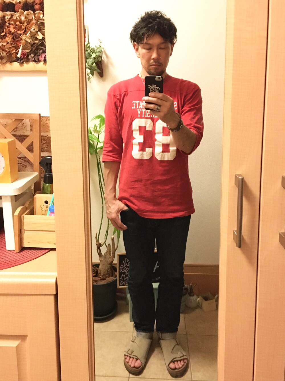 「休日スタイル、おうちスタイル、アメカジ、vintage、古着、デニム、フットボールTシャツ、サンダル、Champion、goro's」｜「VINTAGEの70s vintage champion footballΤ （Tシャツ/カットソー、レッド系）」を使った、tomolex さん（メンズ・172cm）の春コーディネートの1枚目の写真