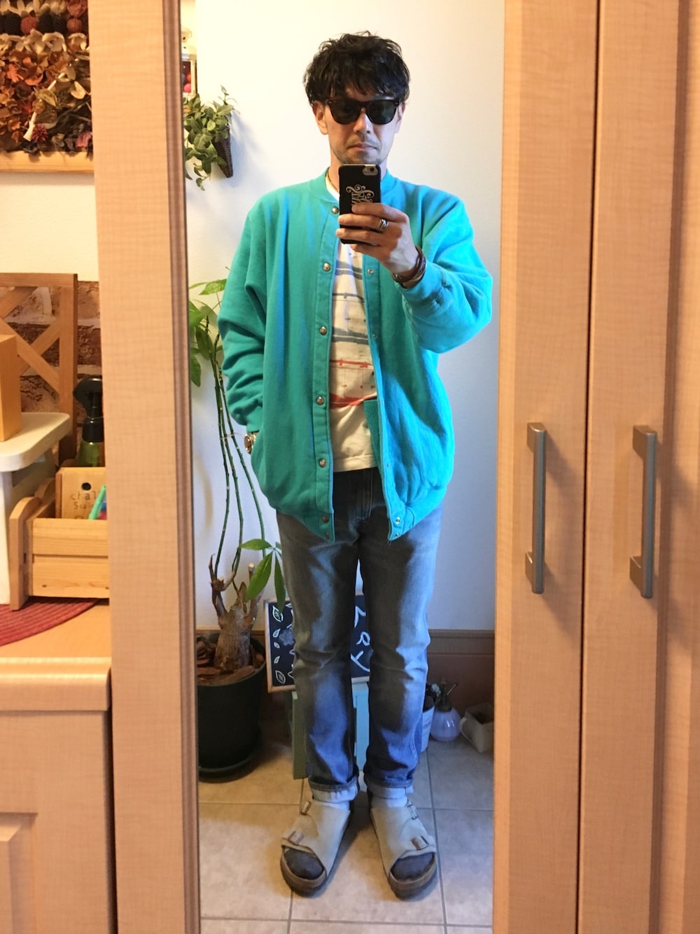 「ラフ、古着、アメカジ、vintage、スナップカーディガン、デニム、サンダル、サングラス、Champion、606」｜「Ray-Banの80s vintage Ray-Ban ウェイファーラーII（サングラス、ブラウン系）」を使った、tomolex さん（メンズ・172cm）の春コーディネートの1枚目の写真
