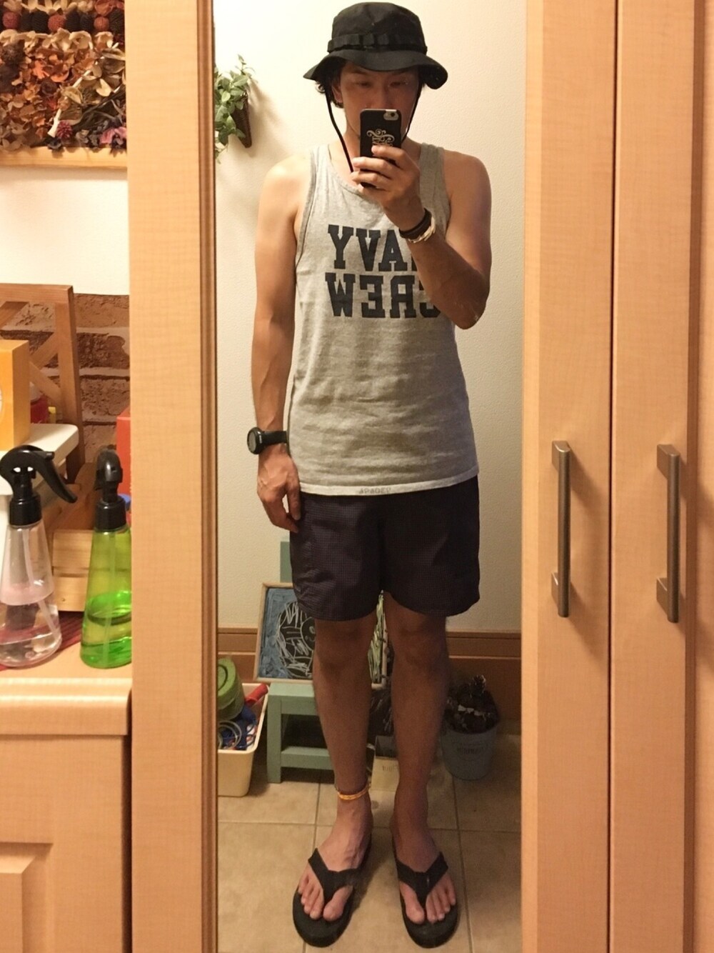「夏、タンクトップ、短パン、リバーショーツ、ハット、パタゴニア、アメカジ、古着、vintage、サンダル」｜「US ARMYのアイテム（ハット、ブラック系）」を使った、tomolex さん（メンズ・172cm）の夏コーディネートの1枚目の写真
