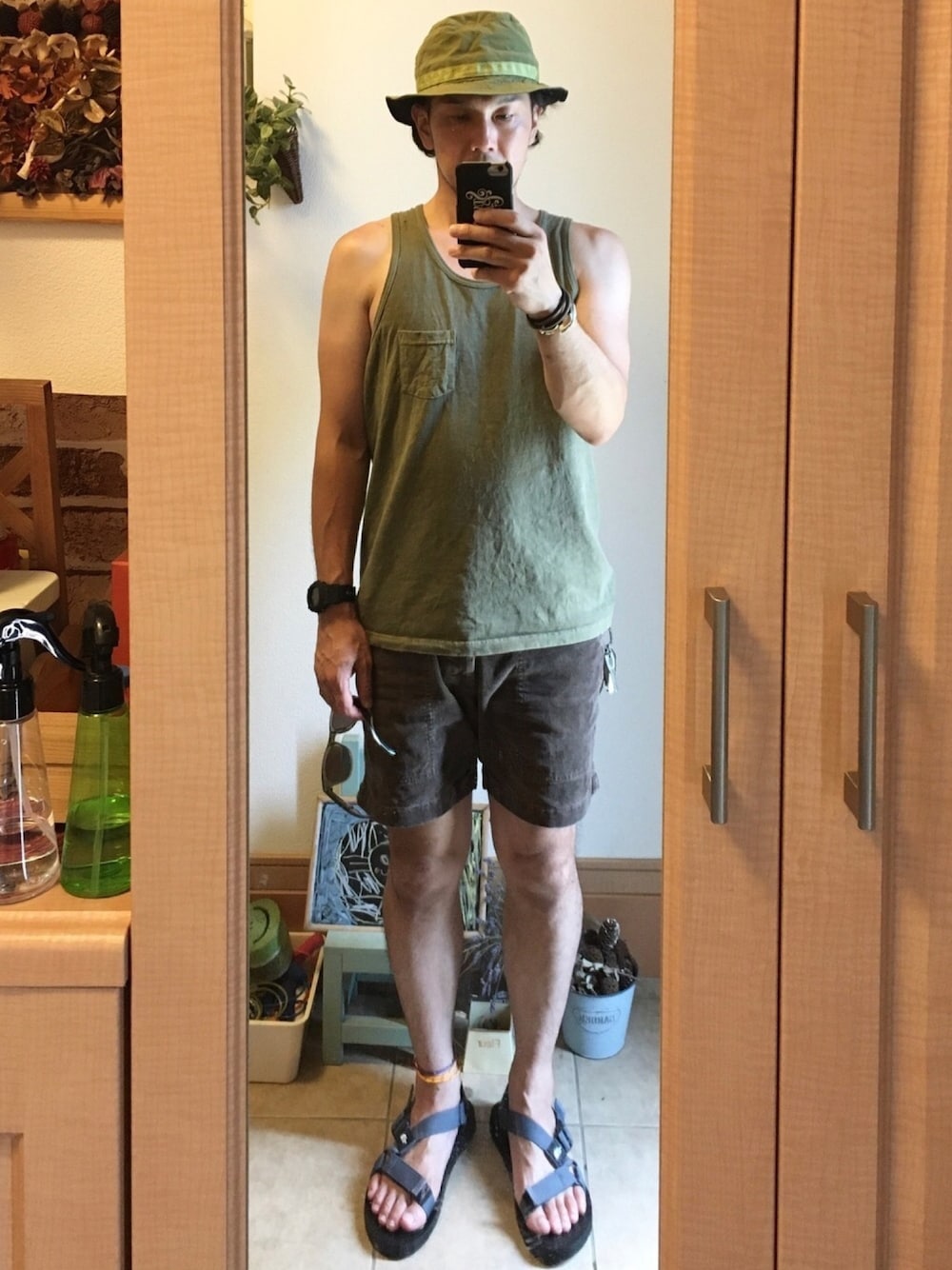 「夏コーデ、休日スタイル、ハット、タンクトップ、短パン、スポーツサンダル、アメカジ、vintage、古着、サングラス」｜「patagoniaのアイテム（ハット、グリーン系）」を使った、tomolex さん（メンズ・172cm）の夏コーディネートの1枚目の写真