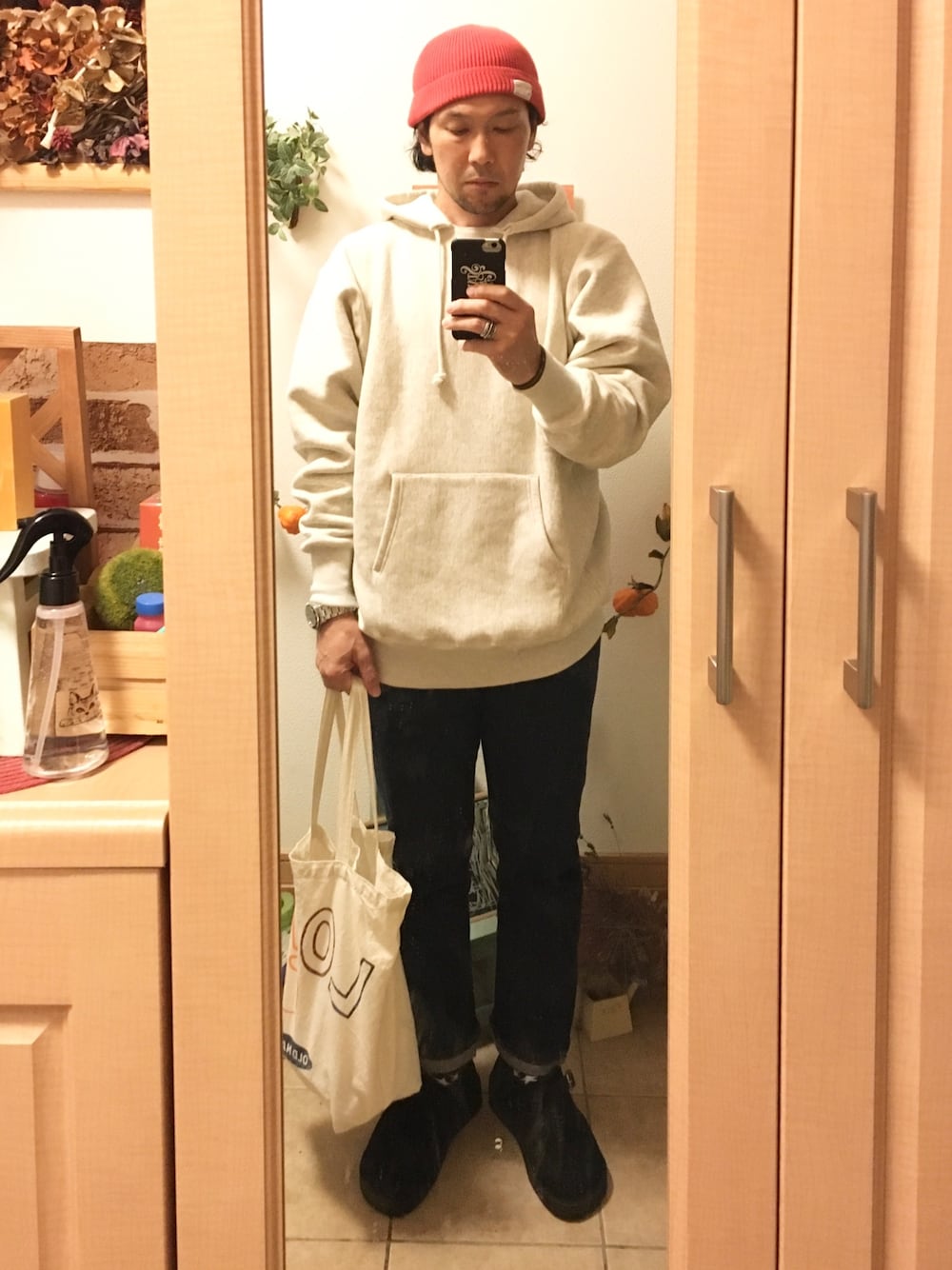 「大人カジュアル、休日スタイル、後付けパーカー、Champion、デニム、ニットキャップ、アメカジ、vintage、古着、トートバッグ」｜「STANDARD CALIFORNIAのアイテム（ニットキャップ/ビーニー、レッド系）」を使った、tomolex さん（メンズ・172cm）の秋コーディネートの1枚目の写真